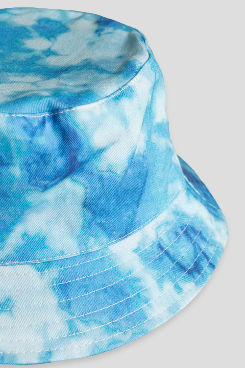 Niebieski kapelusz typu bucket hat