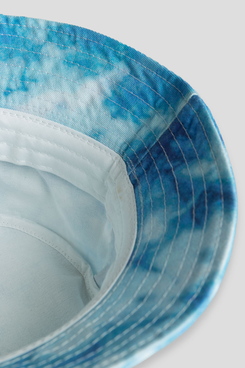 Niebieski kapelusz typu bucket hat, multikolor