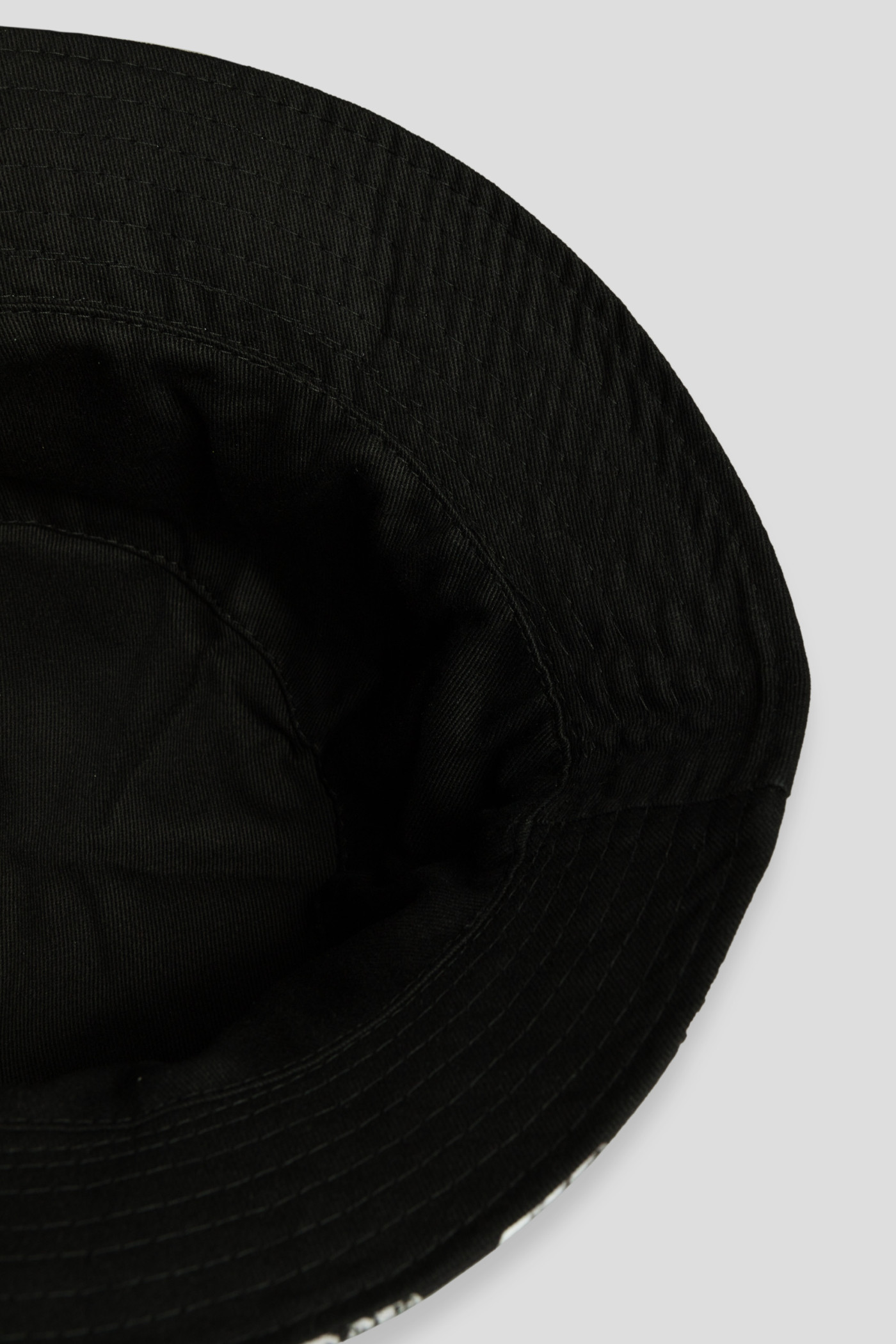 Czarny kapelusz typu bucket hat