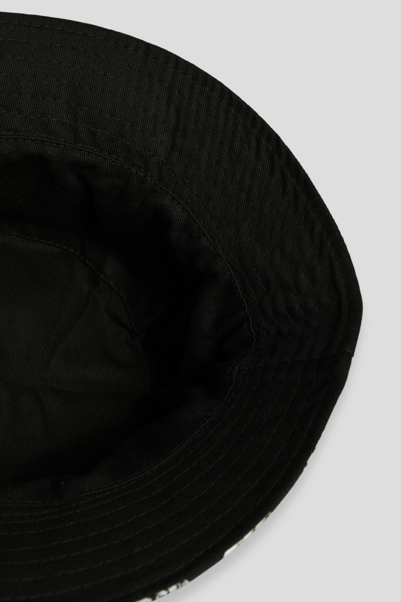 Czarny kapelusz typu bucket hat