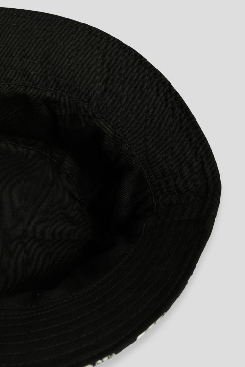 Czarny kapelusz typu bucket hat