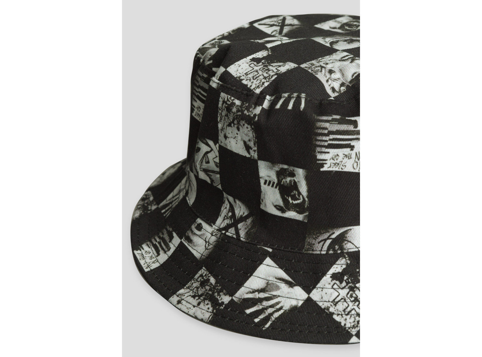 Czarny kapelusz typu bucket hat