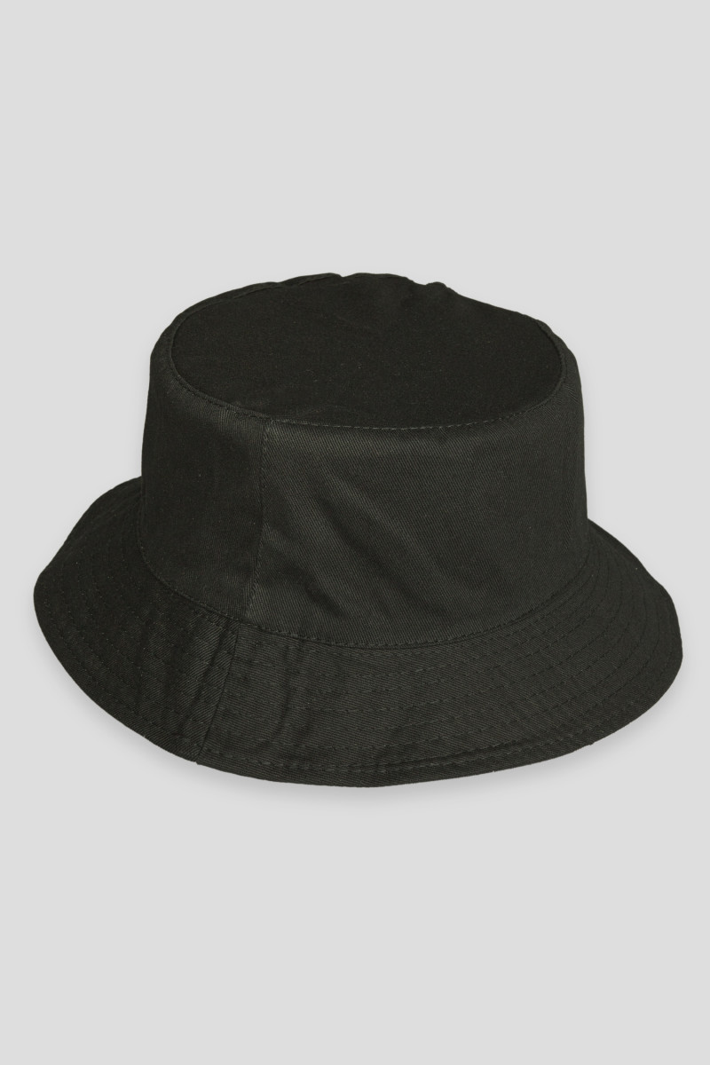 Czarny kapelusz typu bucket hat