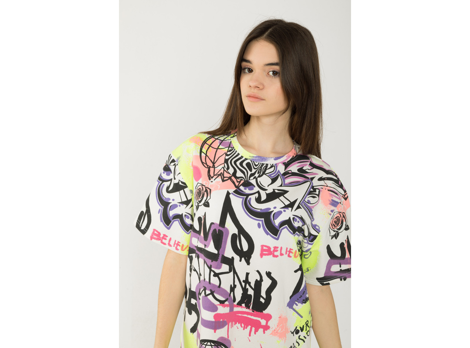Wielobarwna sukienka t-shirtowa z nadrukami graffiti