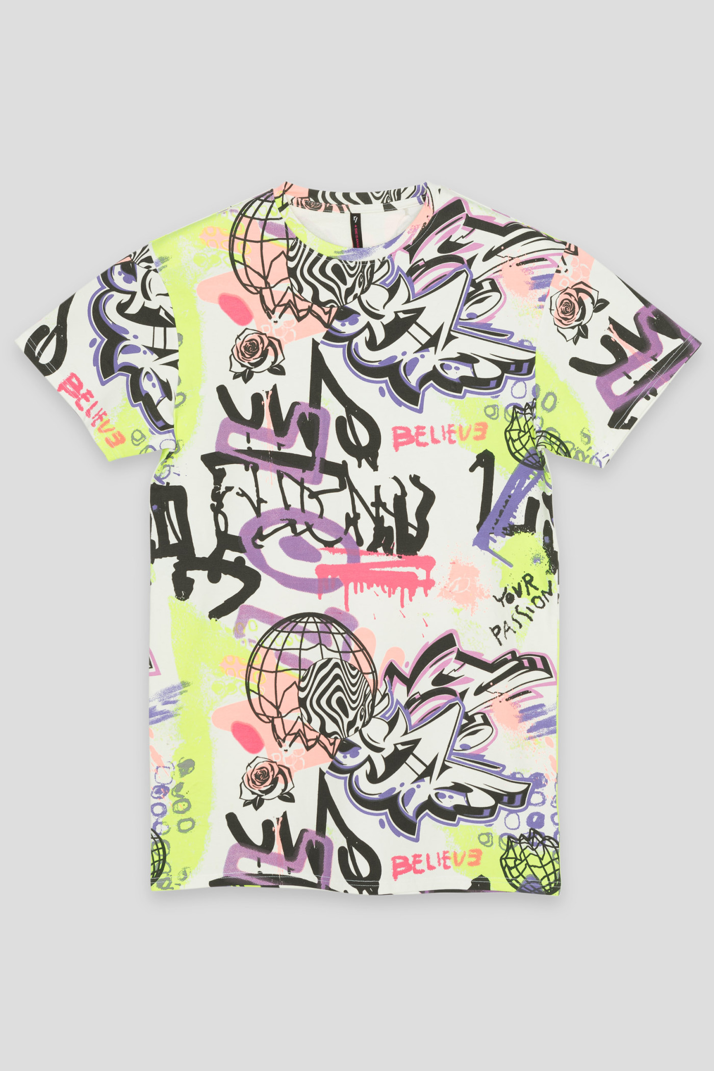 Wielobarwna sukienka t-shirtowa z nadrukami graffiti