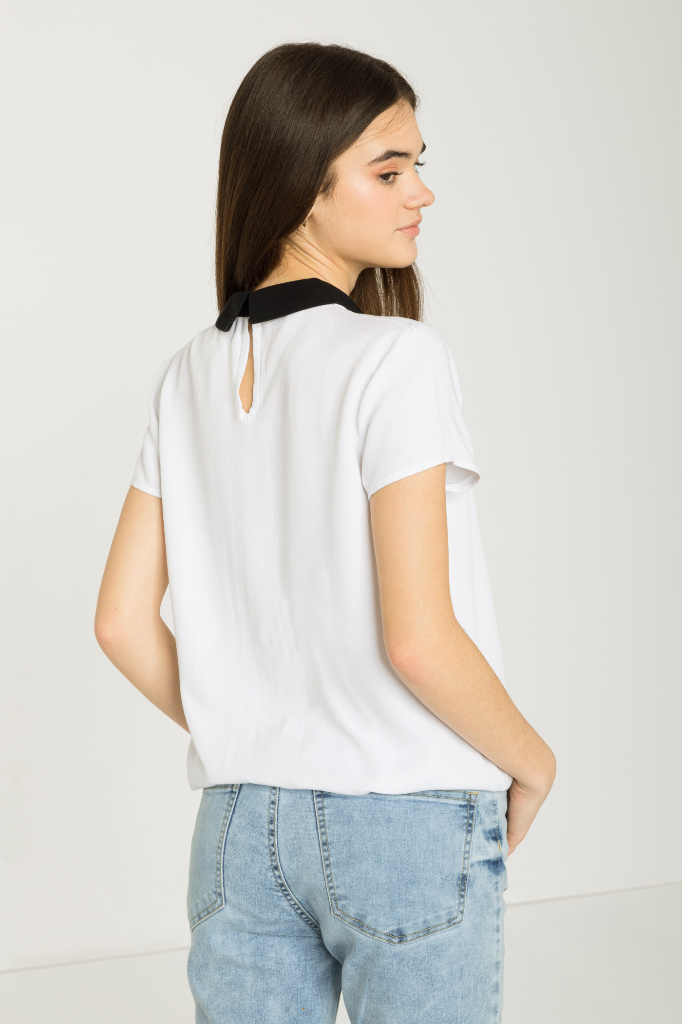 Biała koszulka z ozdobnym kołnierzem