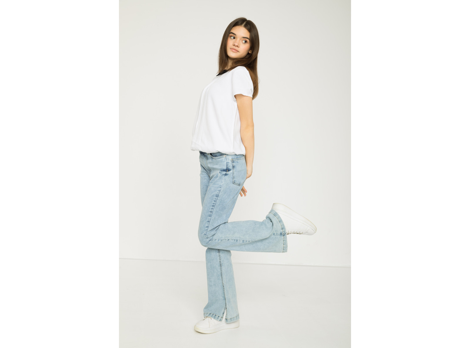 Biała koszulka z ozdobnym kołnierzem