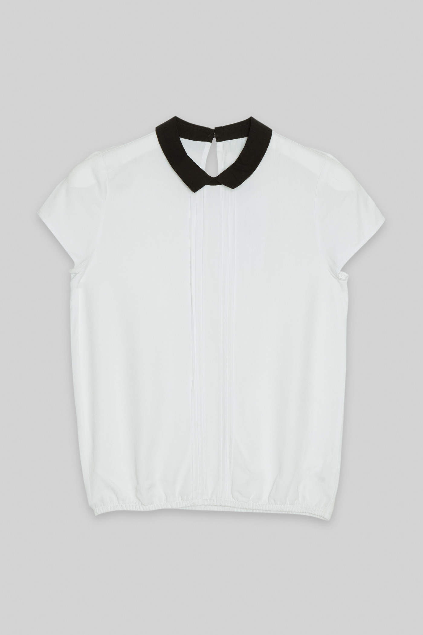 Biała koszulka z ozdobnym kołnierzem