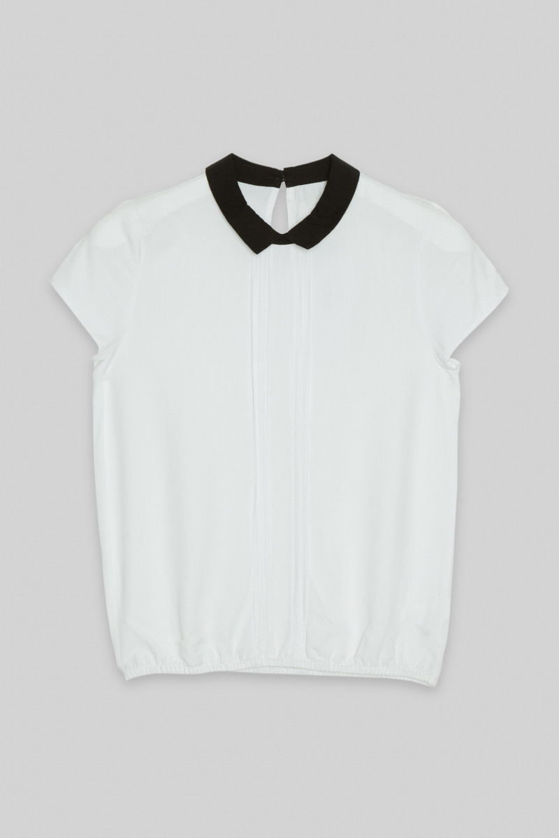 Biała koszulka z ozdobnym kołnierzem
