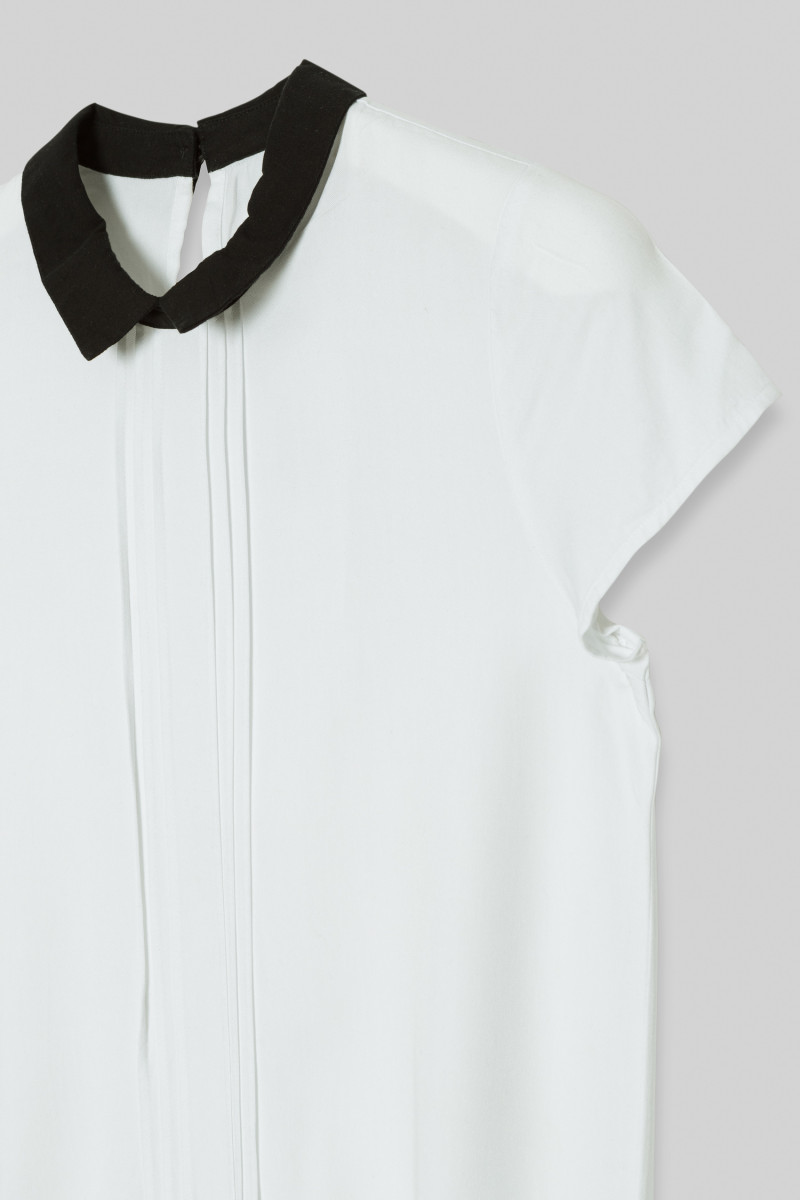 Biała koszulka z ozdobnym kołnierzem