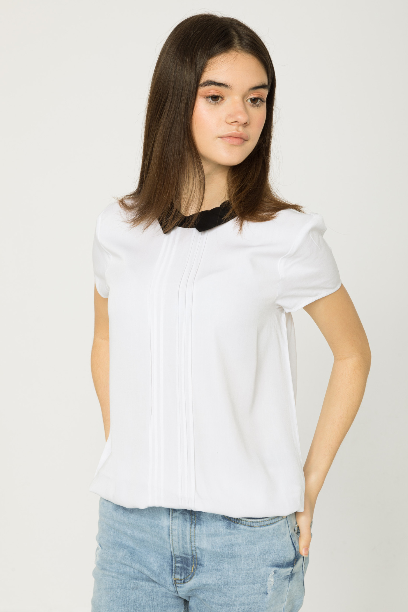 Biała koszulka z ozdobnym kołnierzem