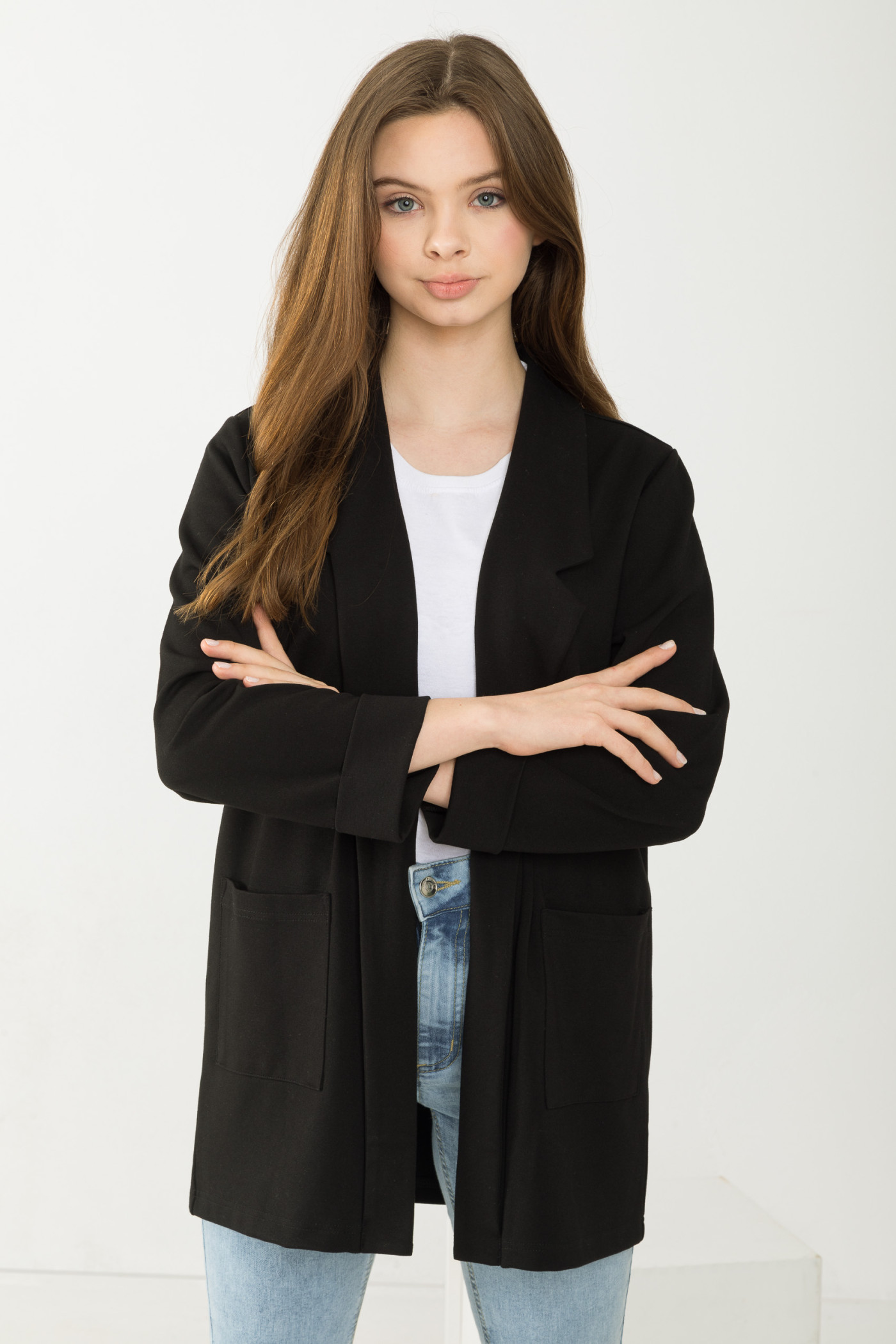 Czarna marynarka z kieszeniami