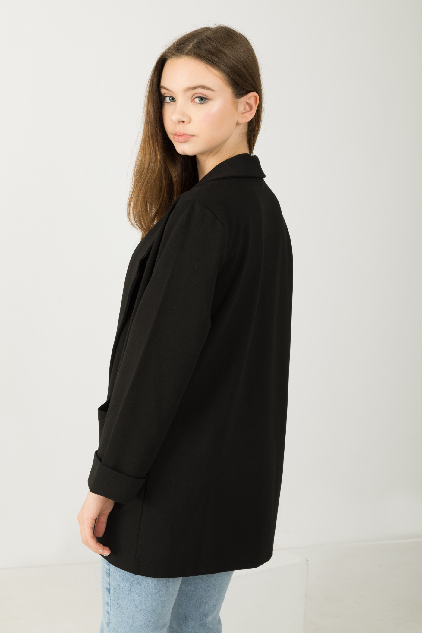 Czarna marynarka z kieszeniami