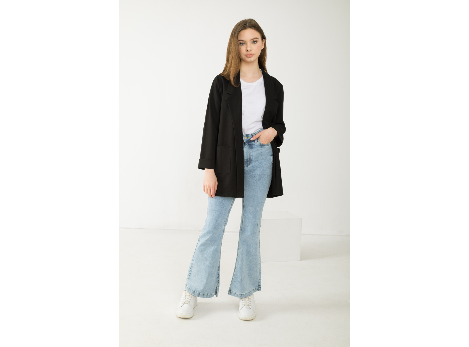 Czarna marynarka z kieszeniami