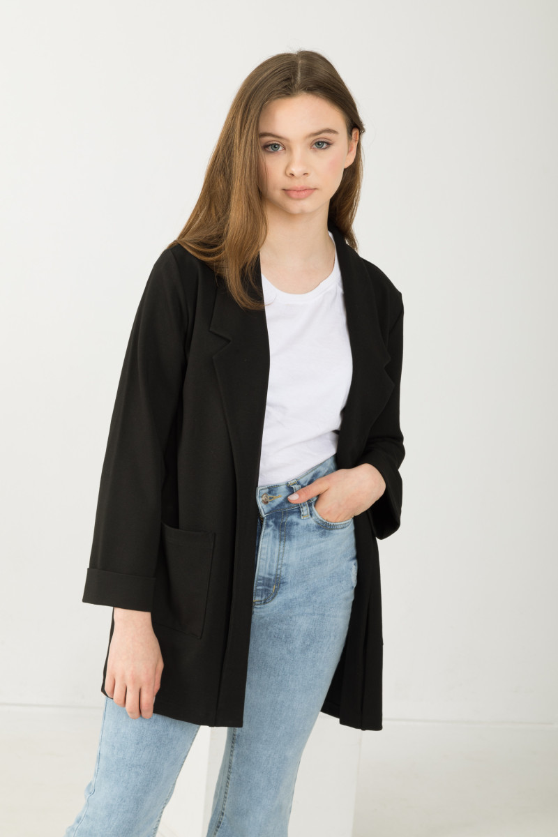 Czarna marynarka z kieszeniami