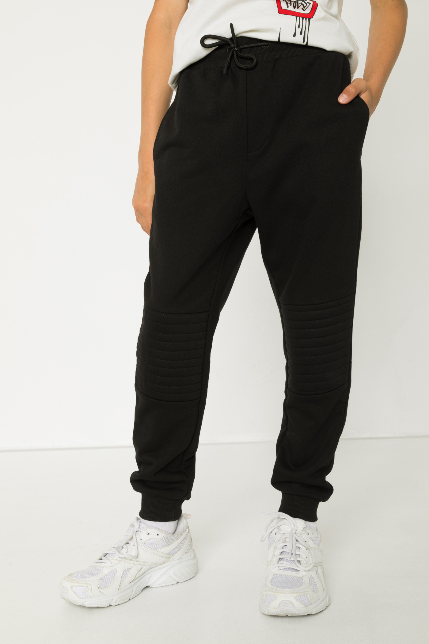 Czarne spodnie typu joggery