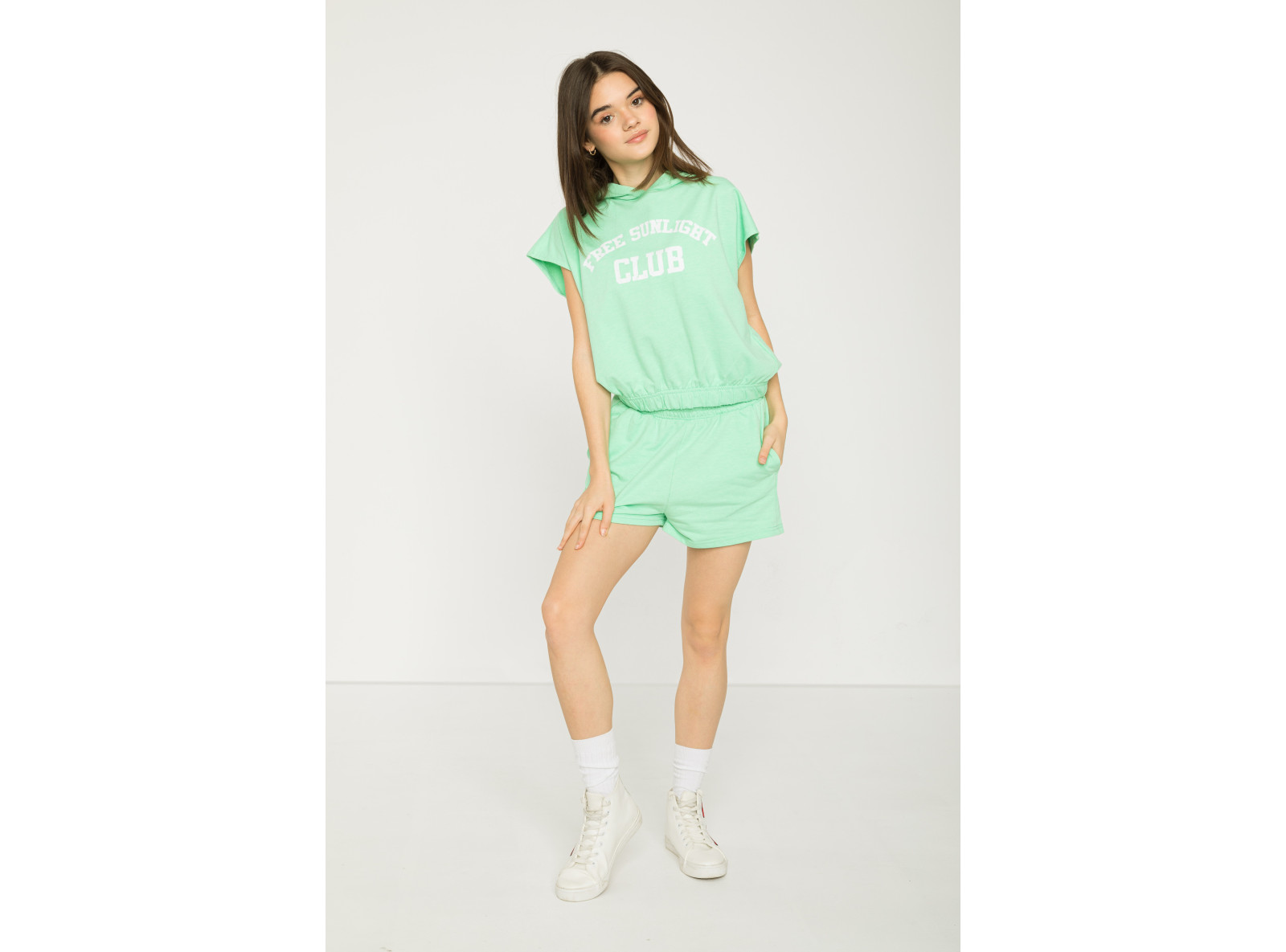 Miętowe dresowe krótkie spodenki