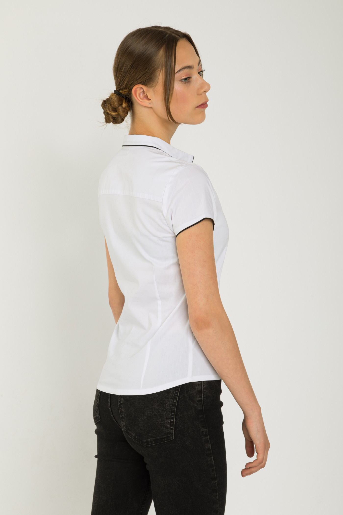 Biała koszula z krótkim rękawem