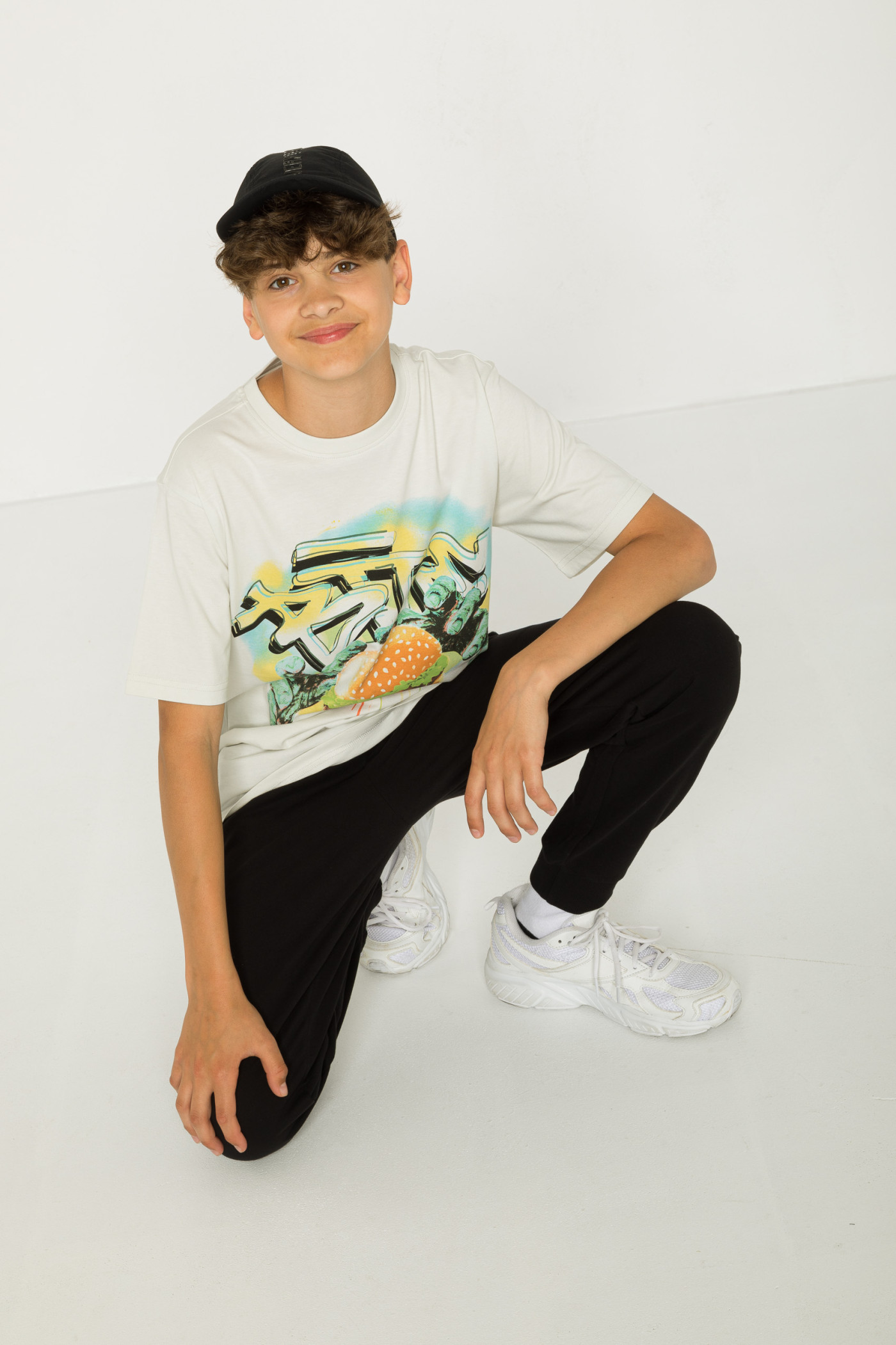 Beżowy T-shirt z nadrukiem graffiti