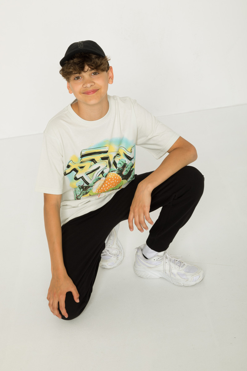 Beżowy T-shirt z nadrukiem graffiti