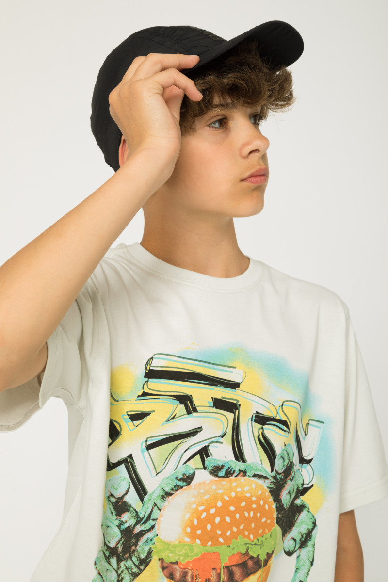 Beżowy T-shirt z nadrukiem graffiti