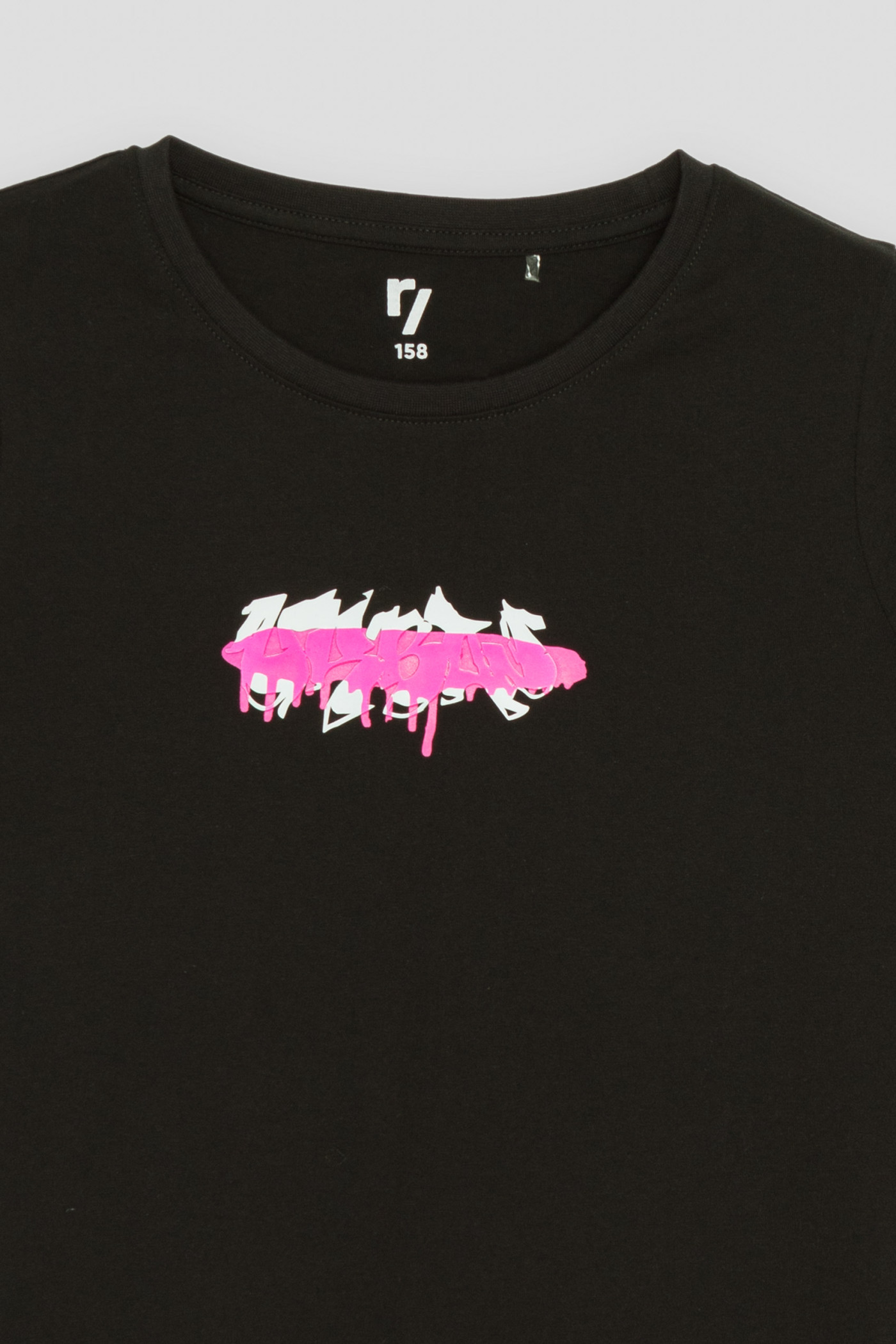 Czarny T-shirt z różowym nadrukiem graffiti