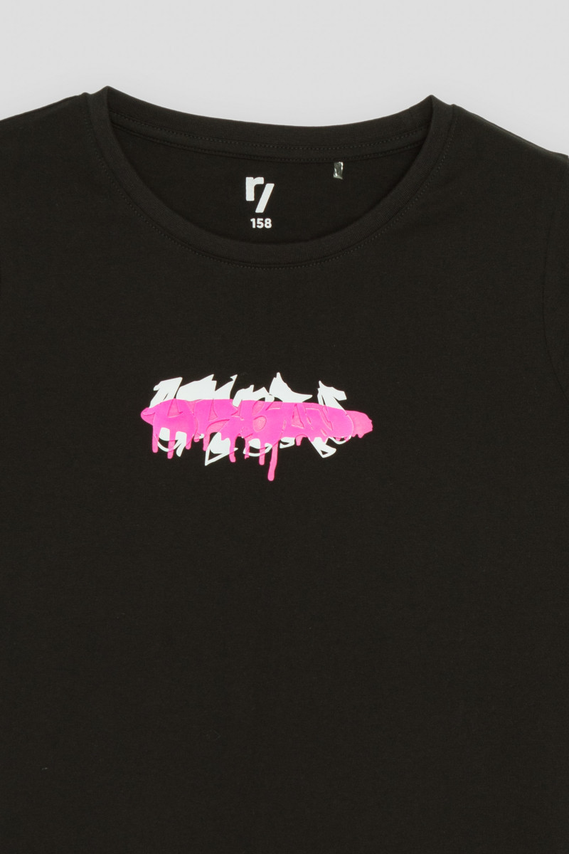 Czarny T-shirt z różowym nadrukiem graffiti