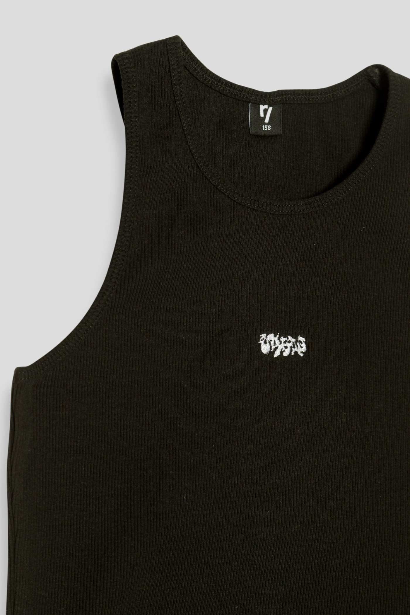 Czarny top na ramiączkach z haftem