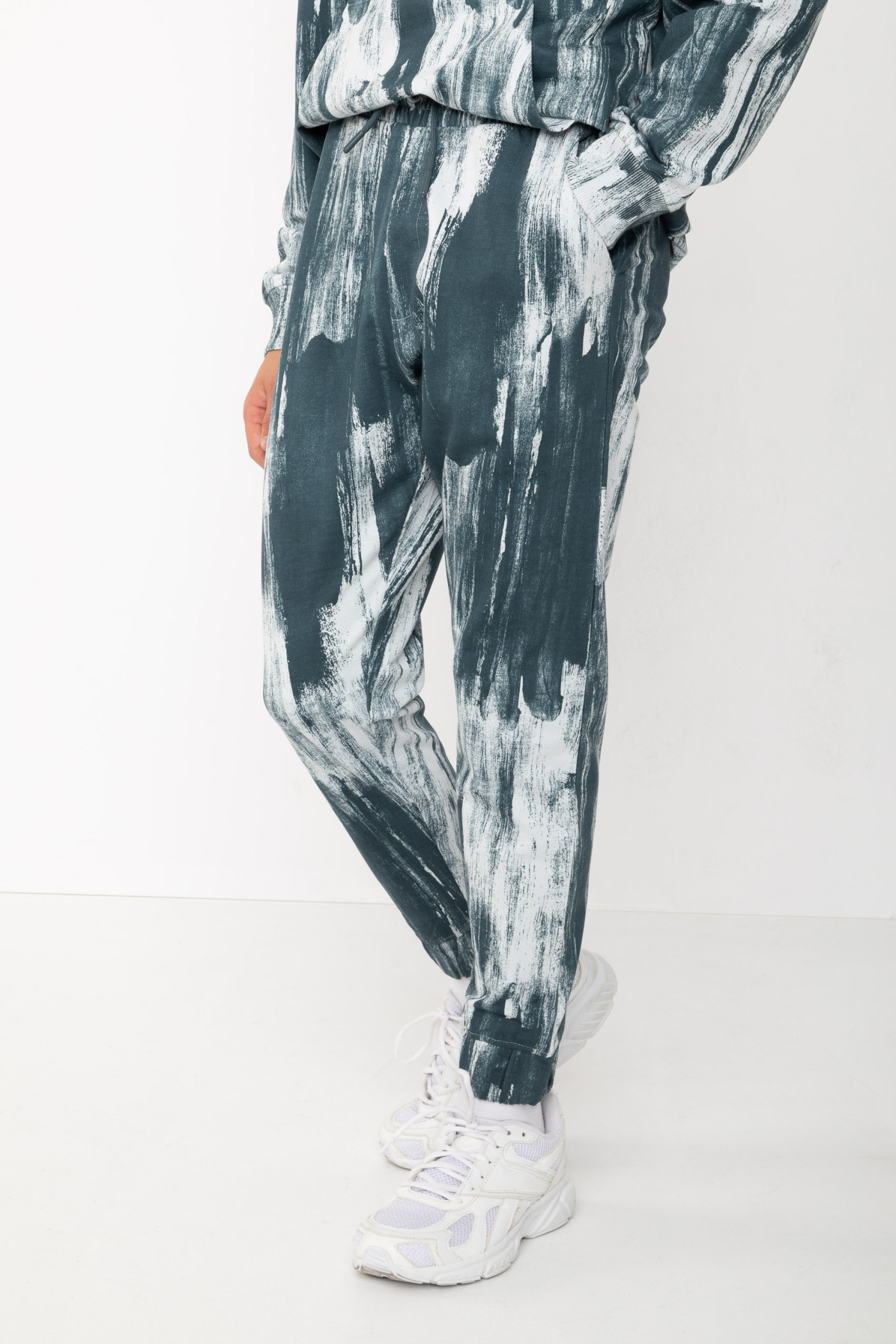 Niebieskie spodnie dresowe z nadrukiem tie dye