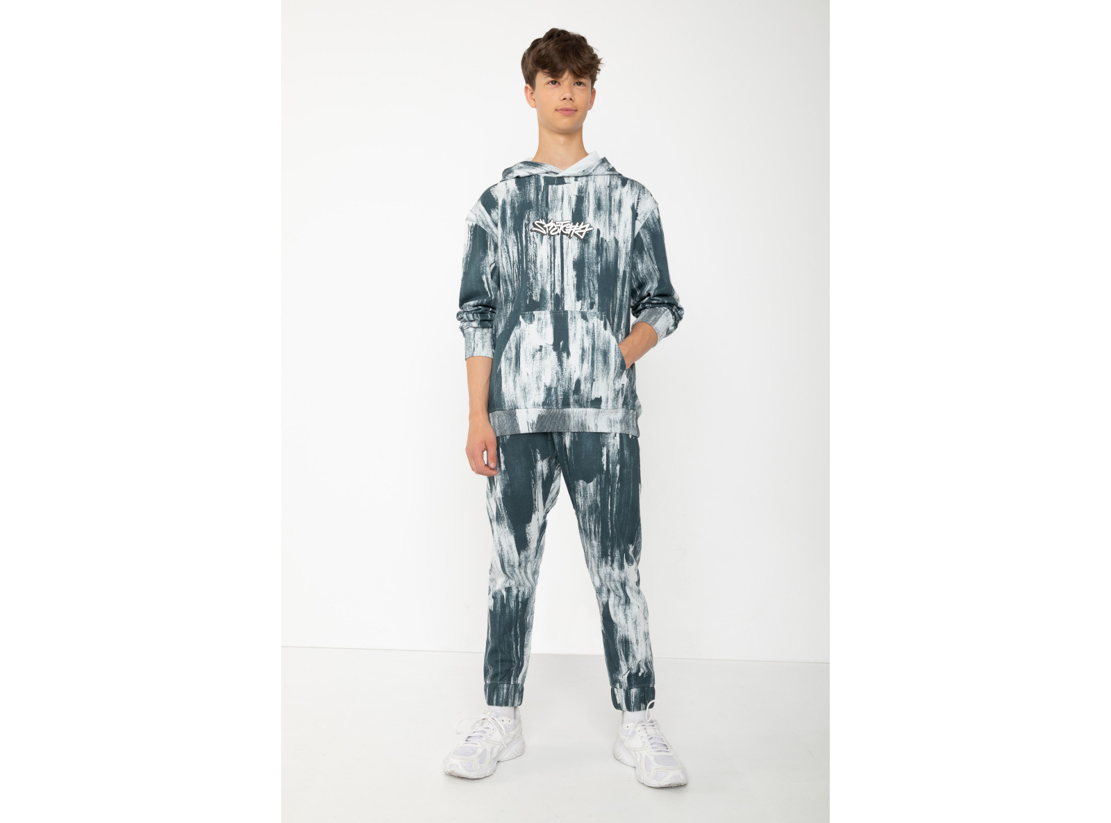 Niebieska bluza z nadrukiem tie dye i napisem