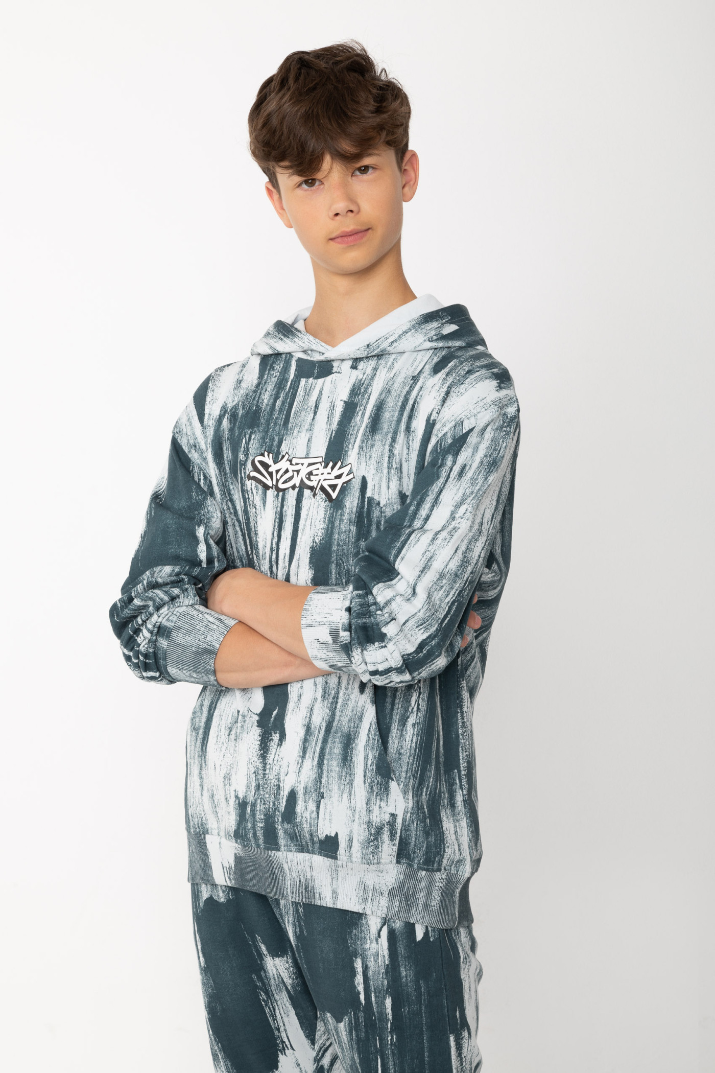 Niebieska bluza z nadrukiem tie dye i napisem