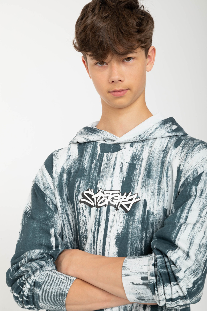 Niebieska bluza z nadrukiem tie dye i napisem