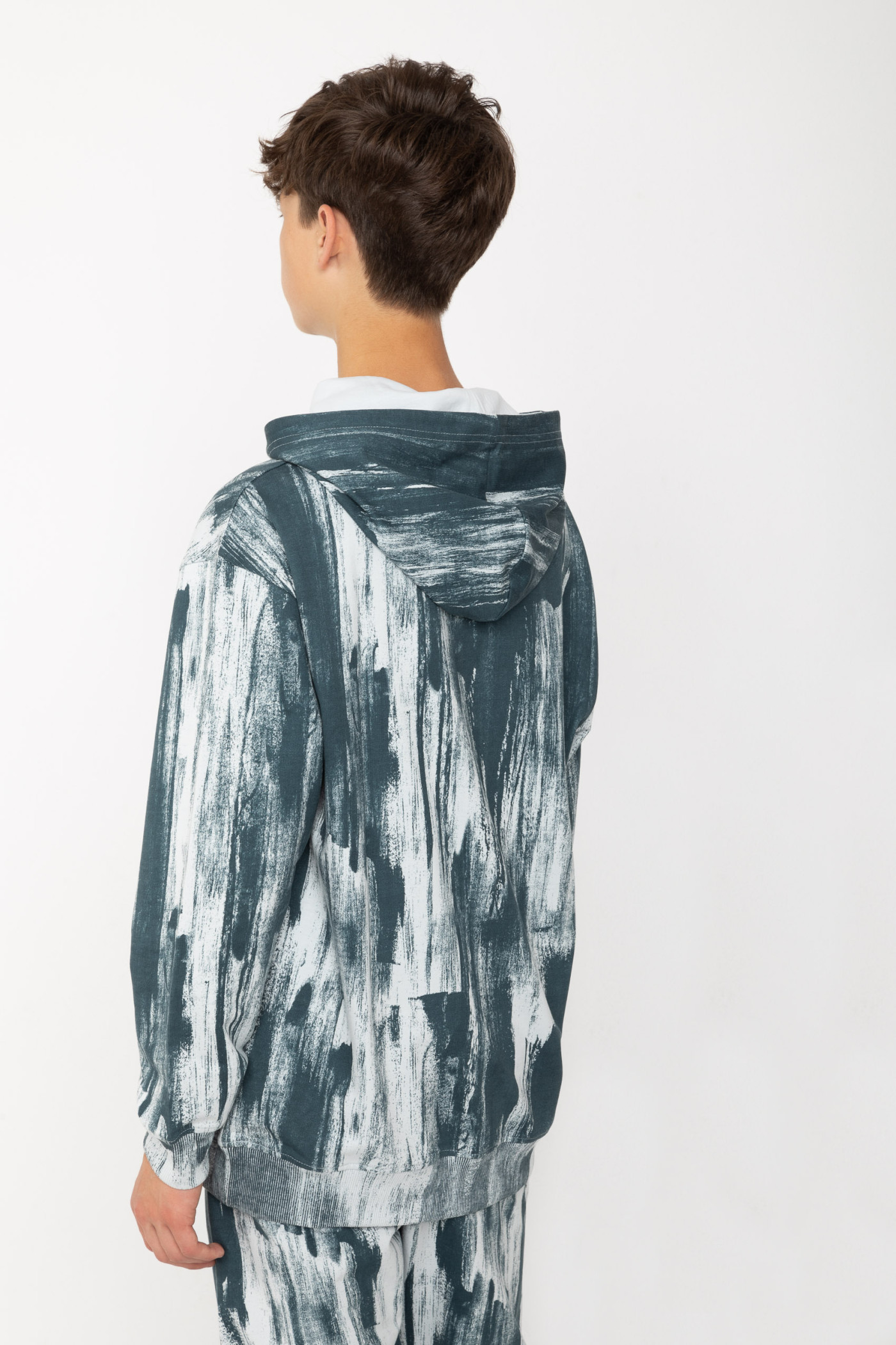 Niebieska bluza z nadrukiem tie dye i napisem