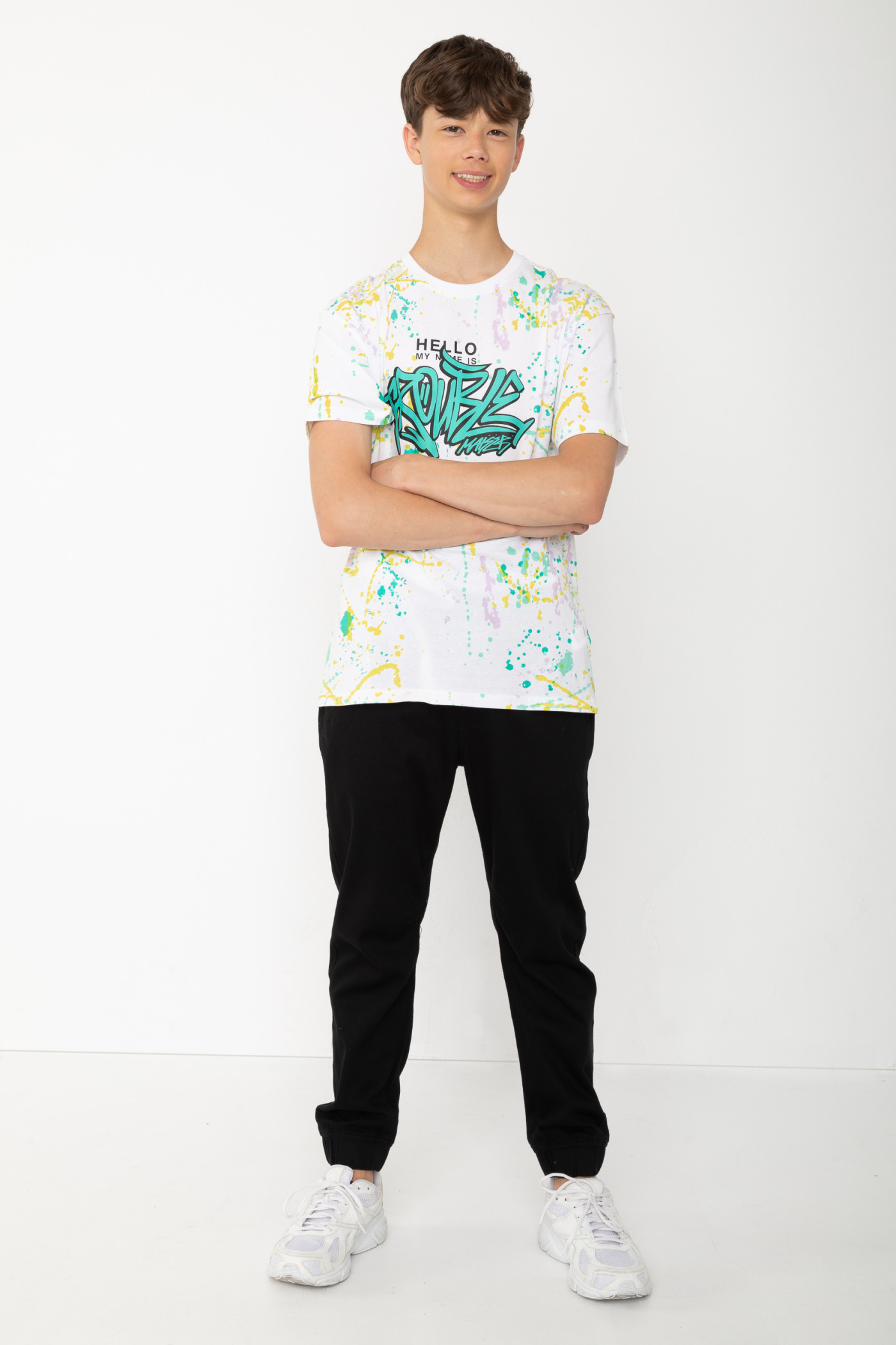 Biały T-shirt oversize z nadrukami graffiti