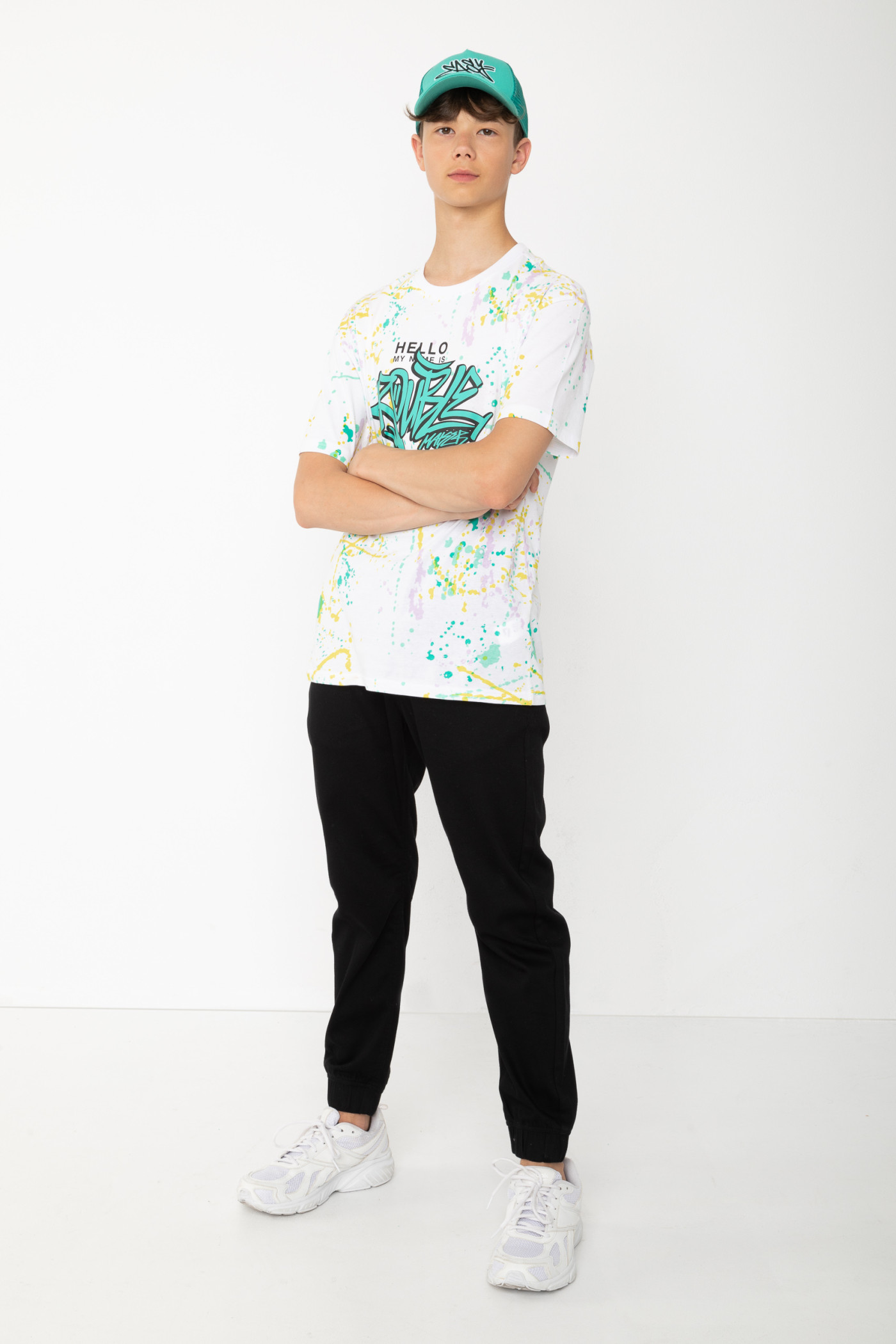 Biały T-shirt oversize z nadrukami graffiti