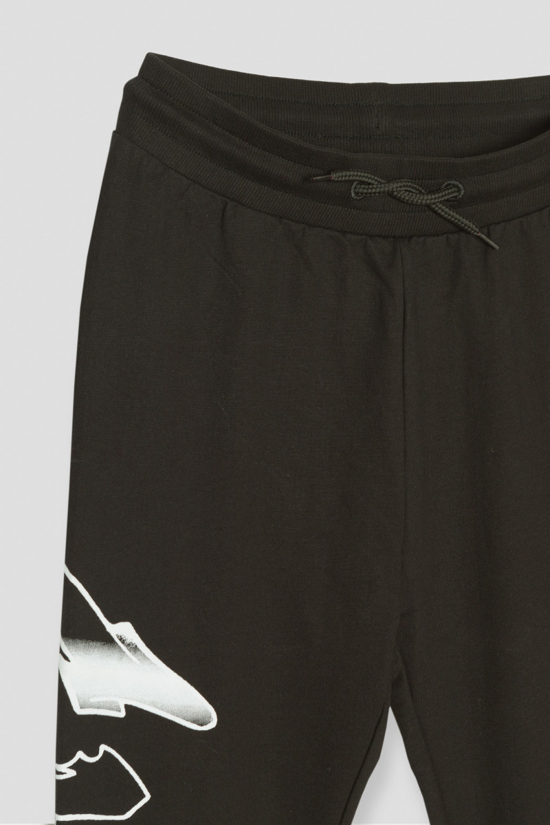 Czarne spodnie dresowe z nadrukiem graffiti