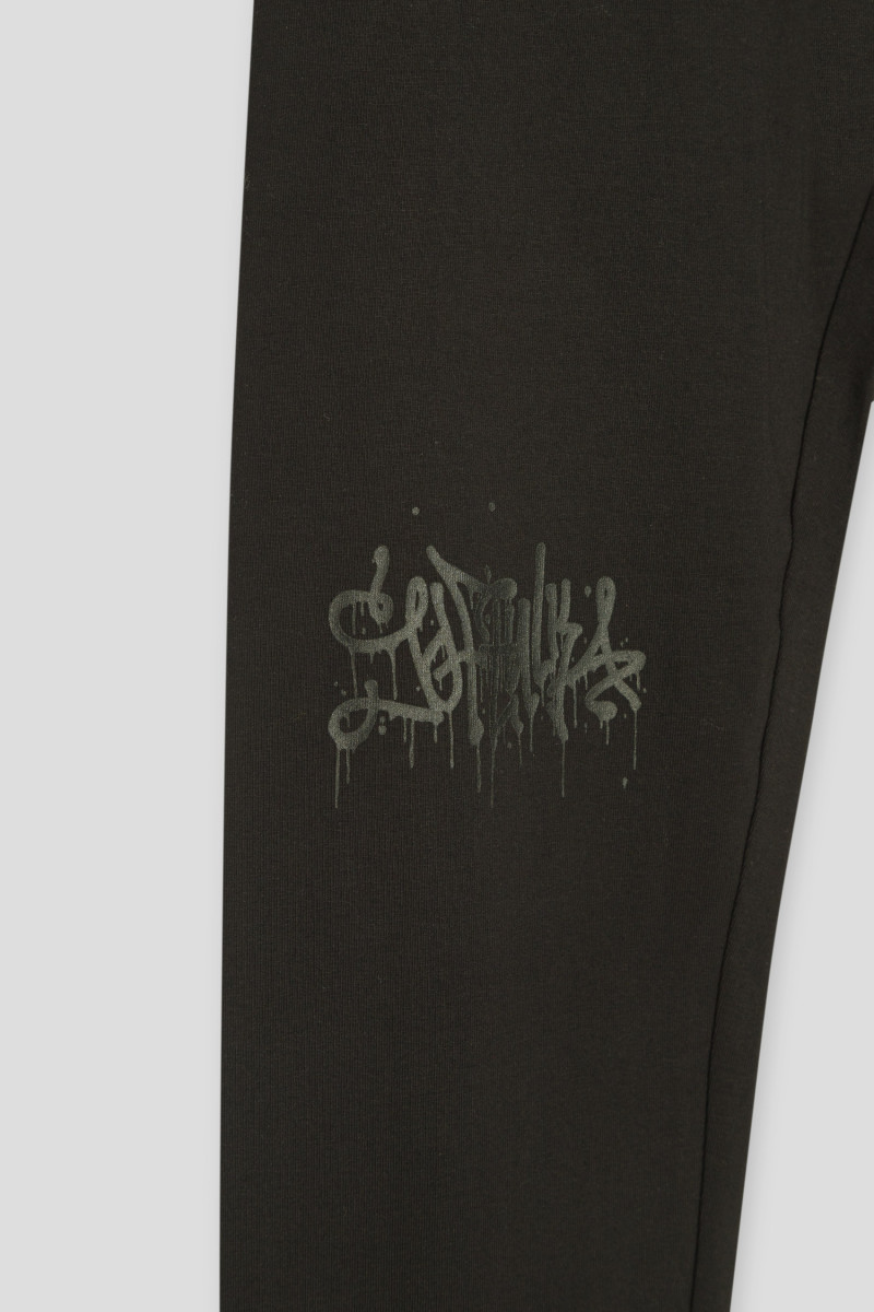 Czarne legginsy z nadrukiem graffiti
