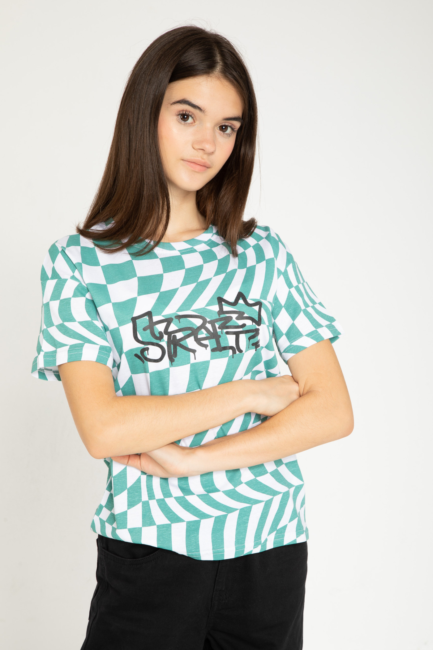 Zielony T-shirt z motywem szachownicy i nadrukiem graffiti