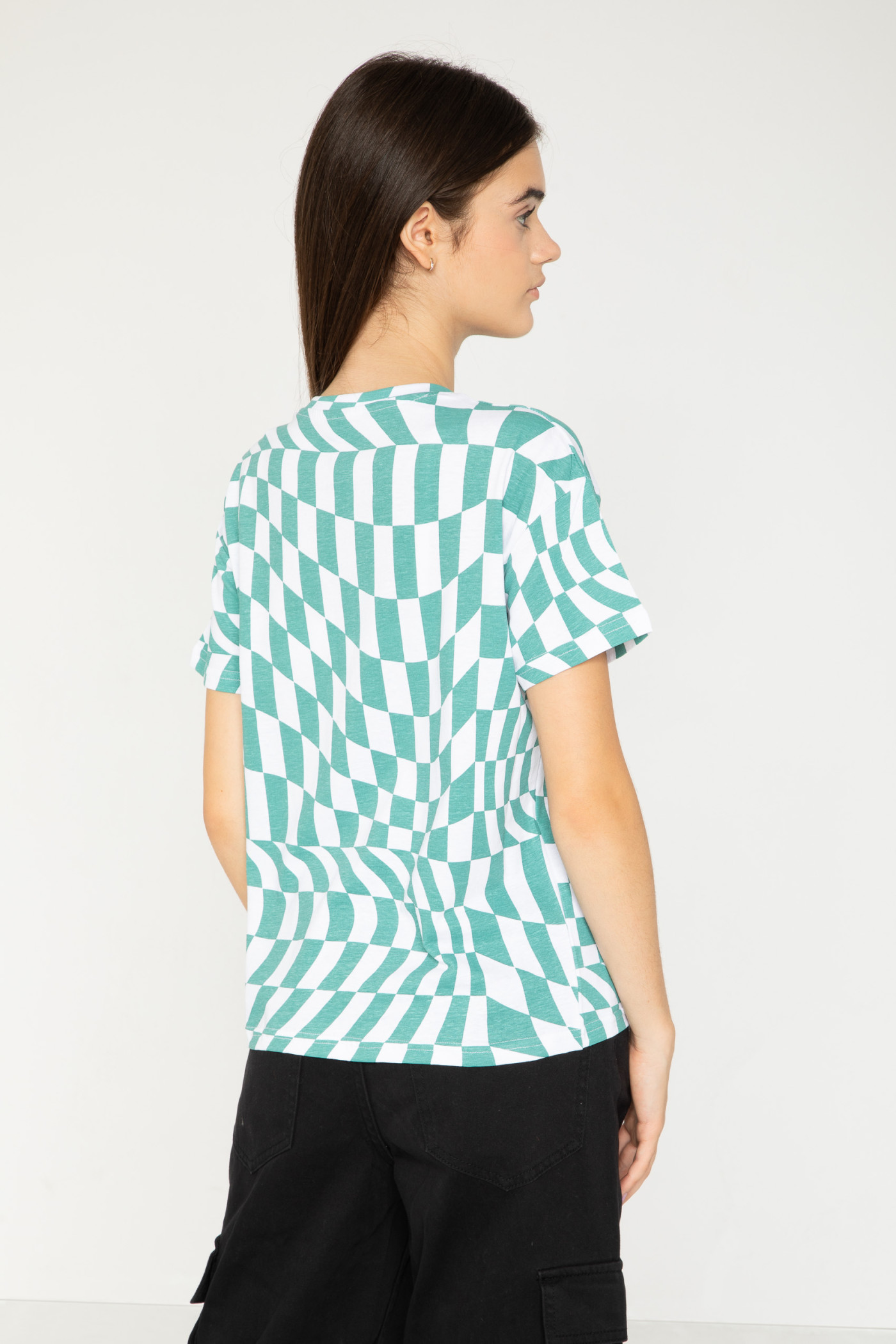 Zielony T-shirt z motywem szachownicy i nadrukiem graffiti