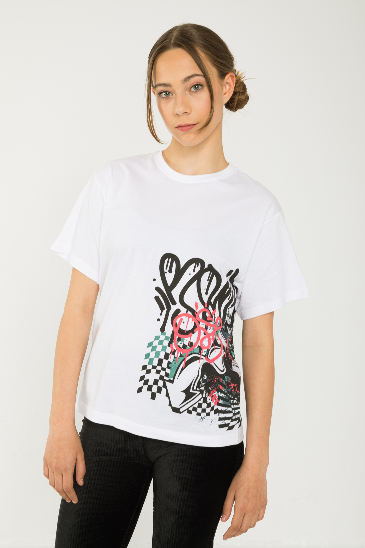 Biały T-shirt oversize z nadrukiem