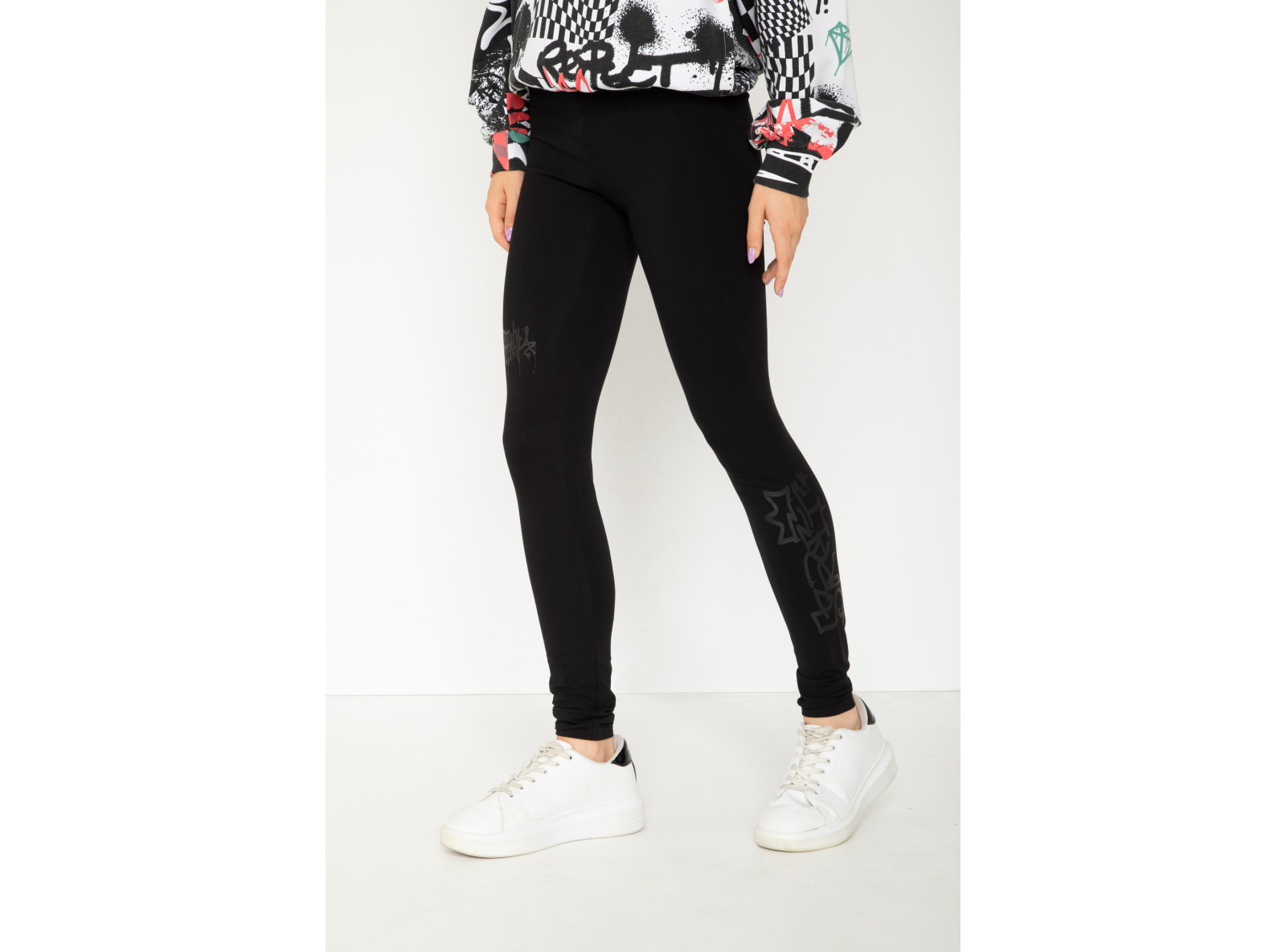 Czarne legginsy z nadrukiem graffiti