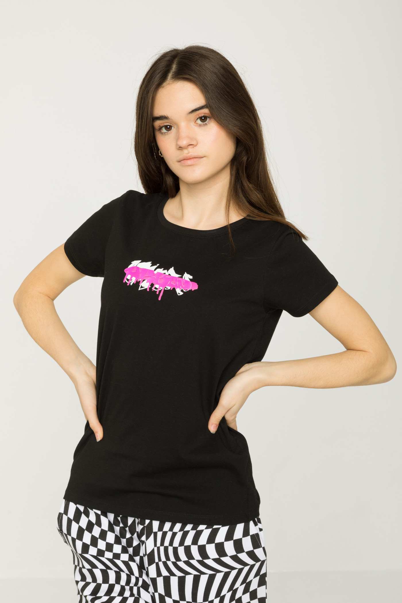 Czarny T-shirt z różowym nadrukiem graffiti