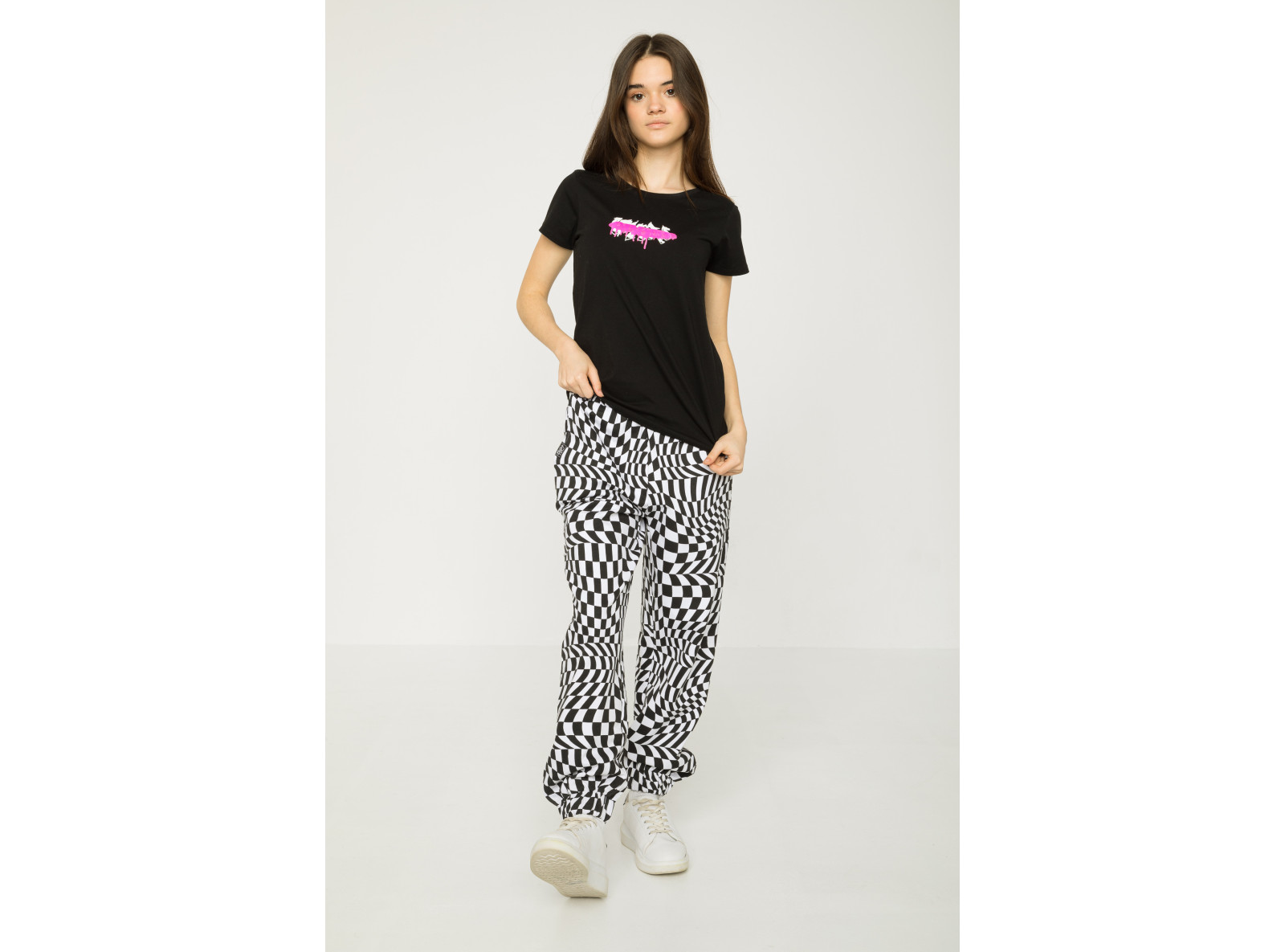 Czarny T-shirt z różowym nadrukiem graffiti