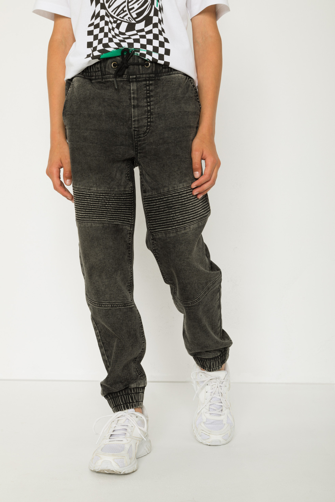 Czarne jeansowe spodnie JOGGER z przeszyciami