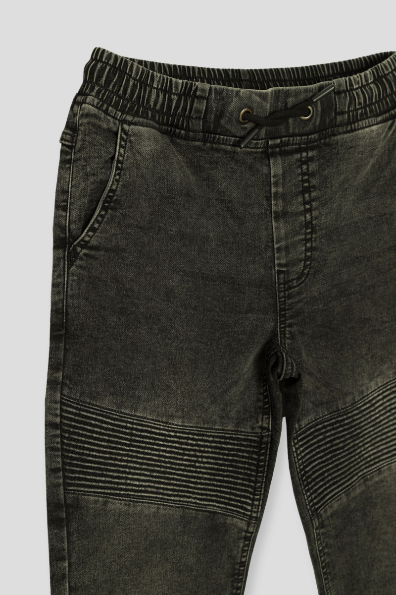 Czarne jeansowe spodnie JOGGER z przeszyciami