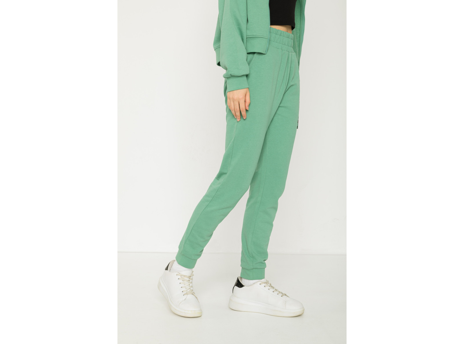 Zielone spodnie dresowe z nadrukiem graffiti