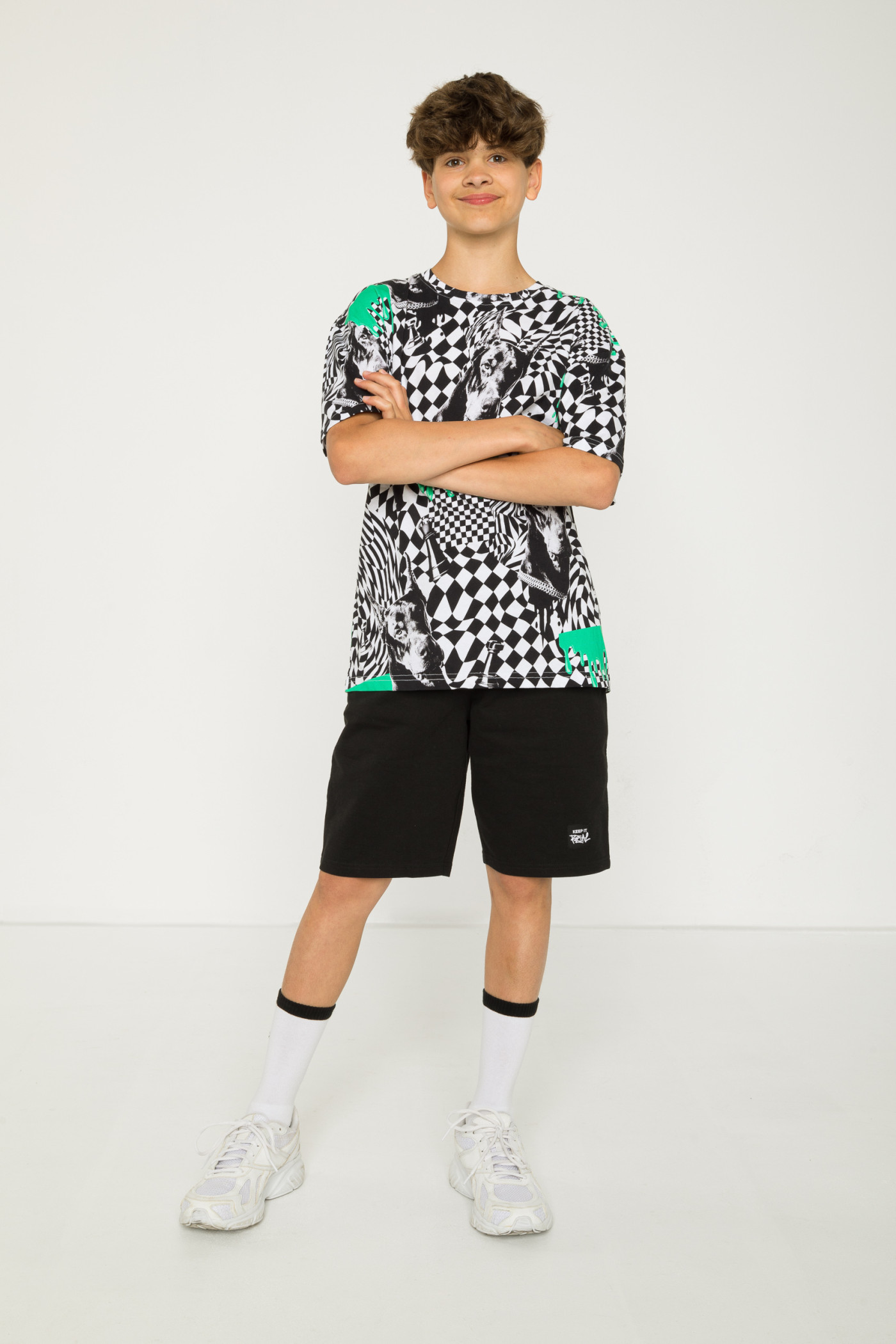 Wielobarwny T-shirt oversize z nadrukami na całości