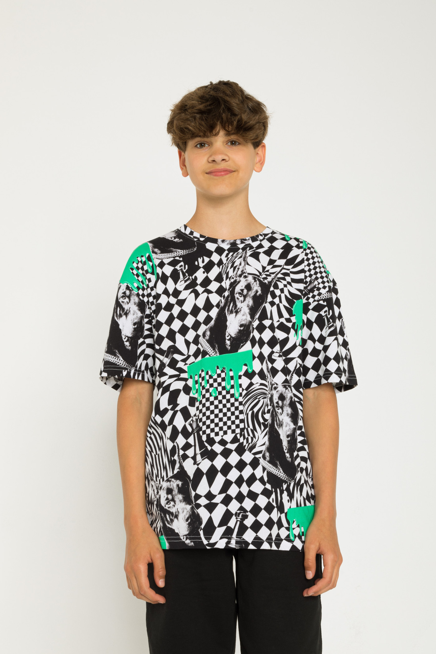 Wielobarwny T-shirt oversize z nadrukami na całości