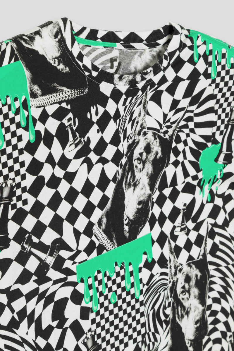 Wielobarwny T-shirt oversize z nadrukami na całości