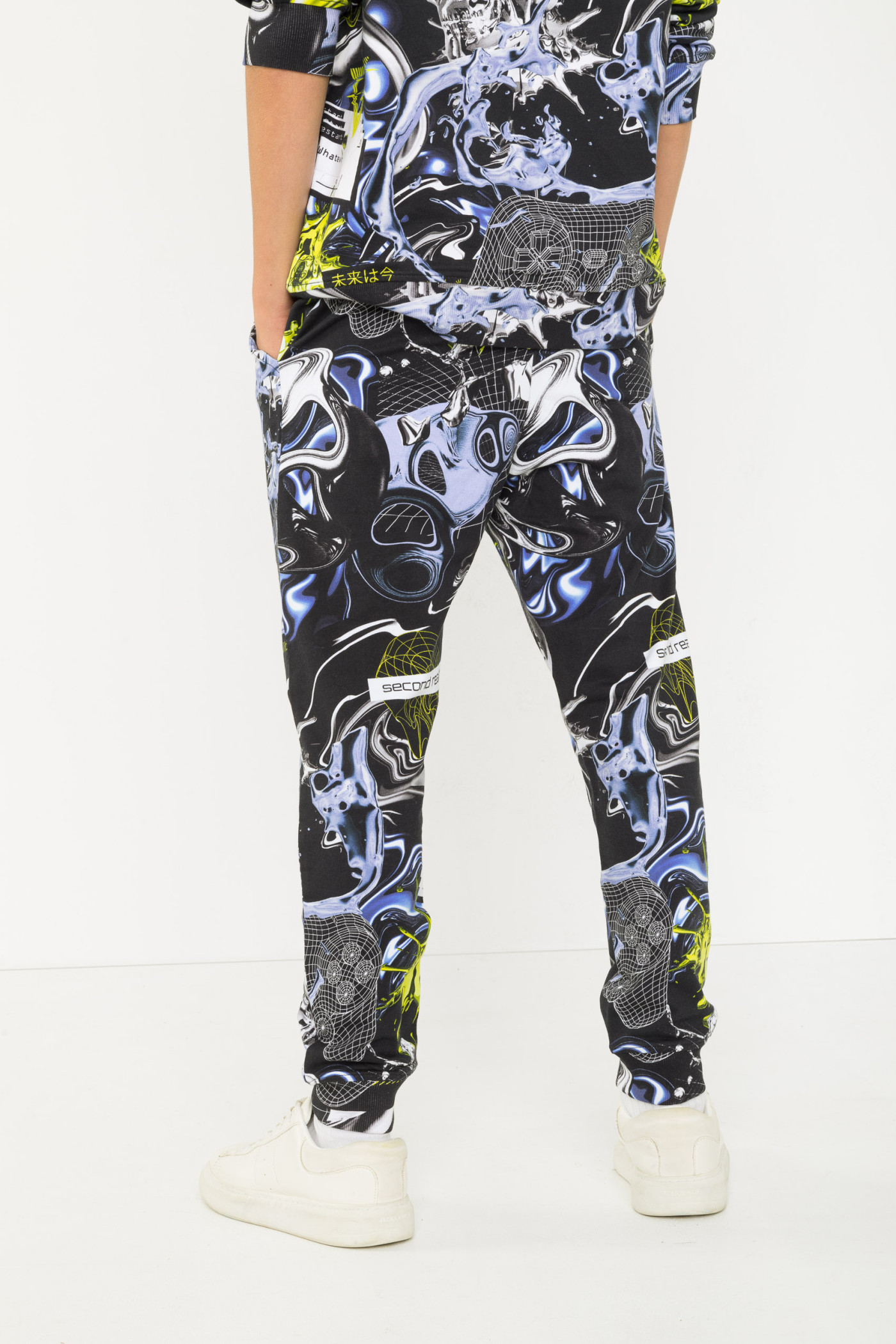 Wielobarwne spodnie dresowe z nadrukami na całości